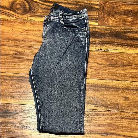 Stylish Blue Women's Jeans with Embellished Pockets - Picture 2 of 5